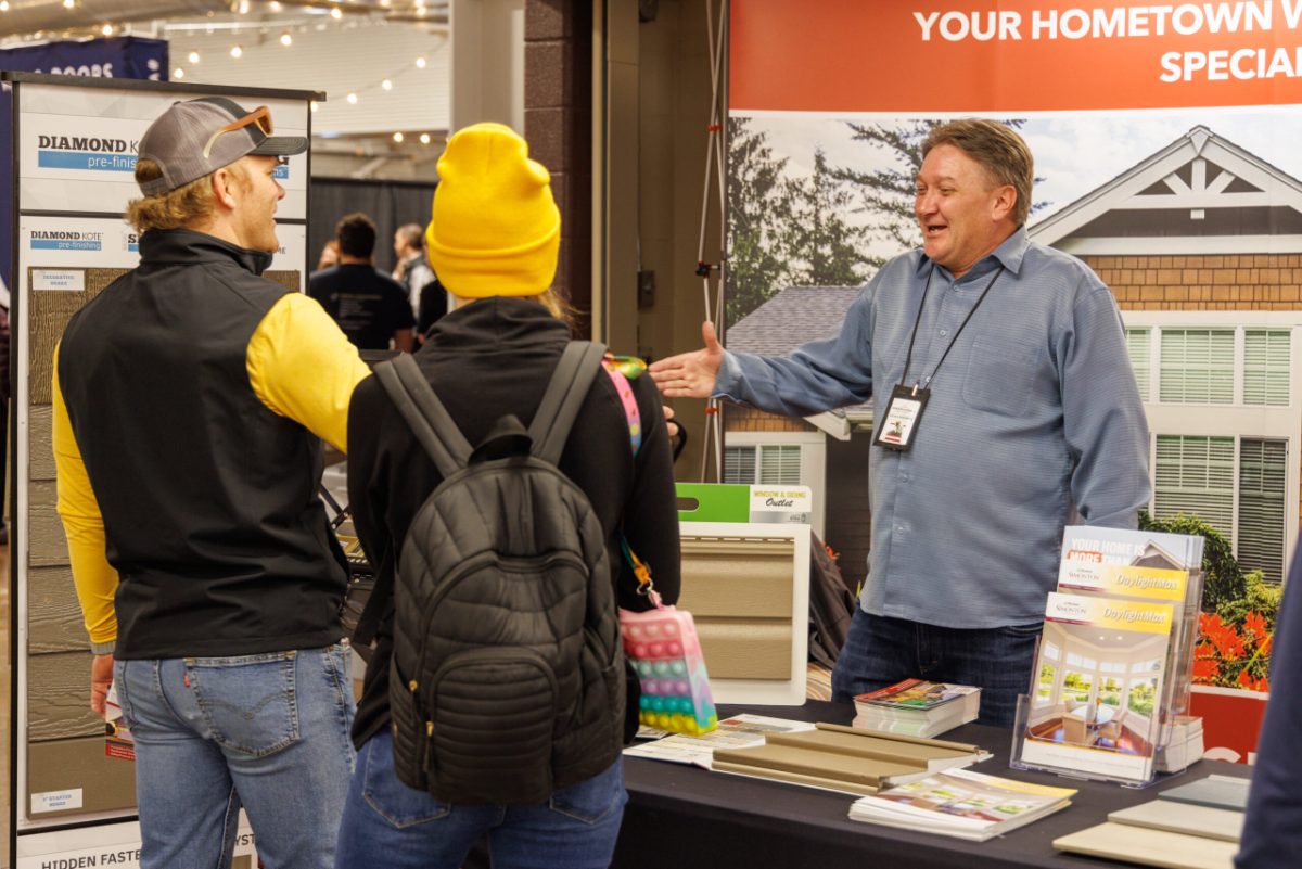 Homeowners and exhibitors at a Nationwide Expos home show, photo 4
