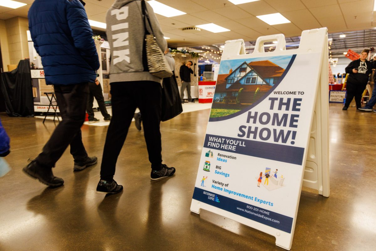 Homeowners and exhibitors at a Nationwide Expos home show, photo 7